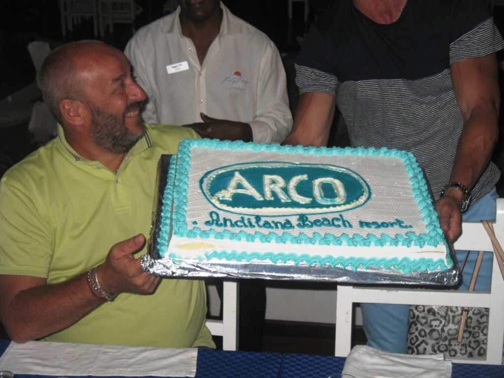 Il direttore generale Luca Cocconi  riceve la torta del festeggiamento.